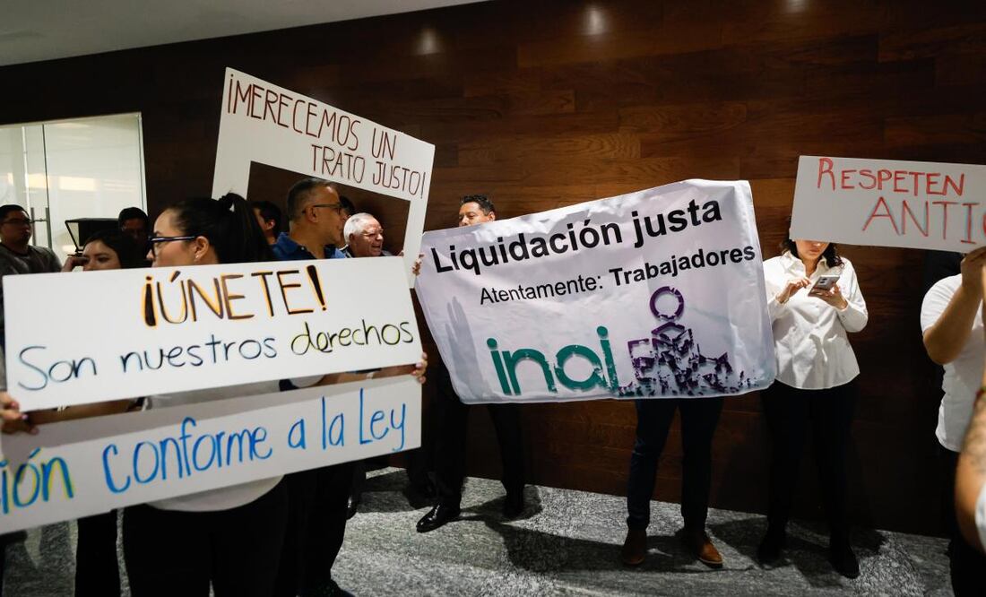 Trabajadores del Inai se manifiestan afuera del salón de pleno de dicho instituto previo a la última sesión de los comisionados. Foto: Diego Simón Sánchez/ EL UNIVERSAL