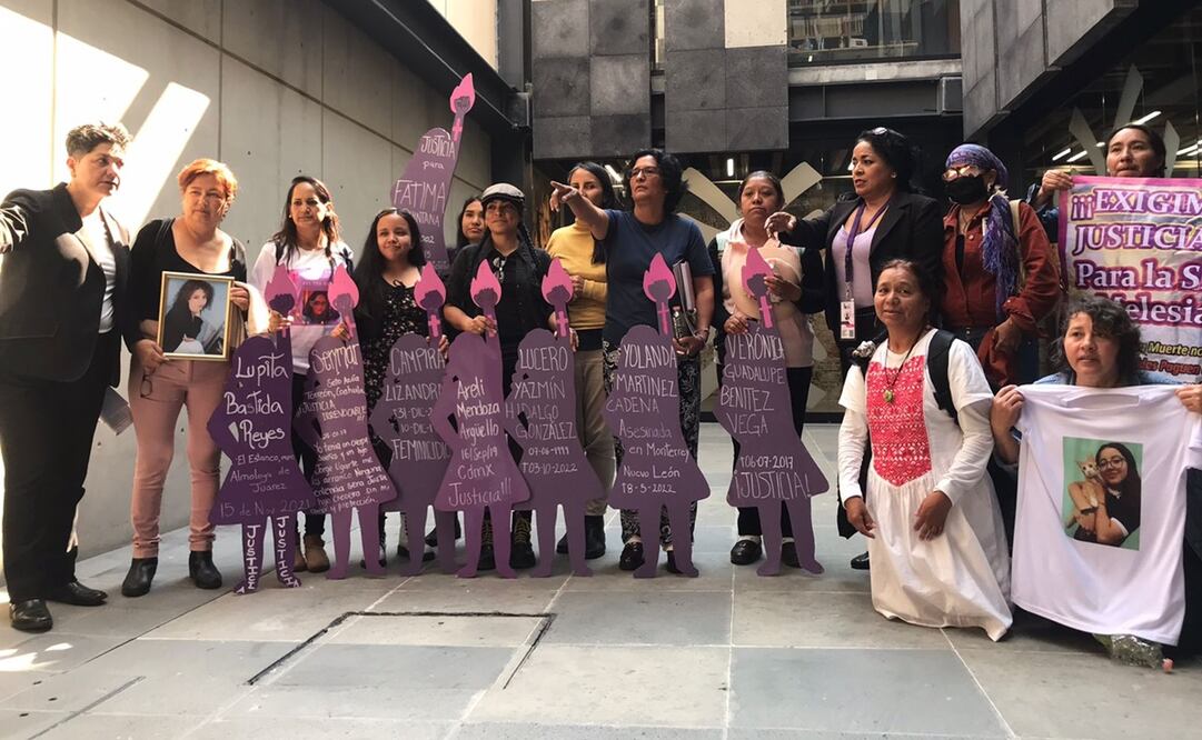 Rumbo al 25 N, madres, hermanas e hijas de víctimas de feminicidio señalaron la violencia procesal a la que se enfrentan en juicios donde los feminicidas gozan del beneficio de los derechos humanos. Foto: Especial.