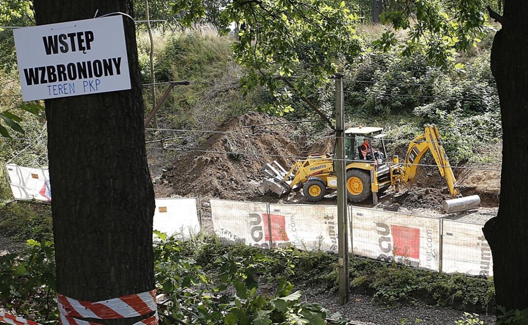Foto de maquinaria pesada durante la exploración en busca de un legendario tren que dejaron los nazis lleno con oro y armas. (FOTO: Dariusz Gdesz. AP)