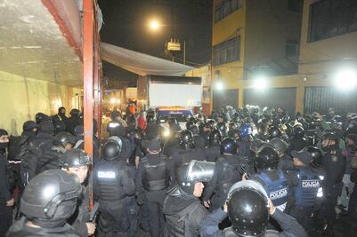 Decomisan 30 toneladas de tenis pirata en Tepito