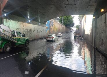 Fuga de aguas negras causa afectaciones viales en la colonia Obrera en alcaldía Cuauhtémoc