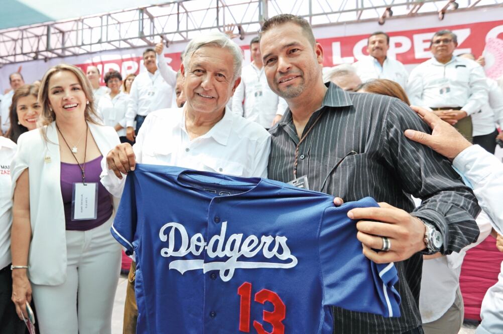 Andrés Manuel López Obrador recibió una camisola del ex beisbolista de los Dodgers Juan Gabriel Castro (VALENTE ROSAS. EL UNIVERSAL)