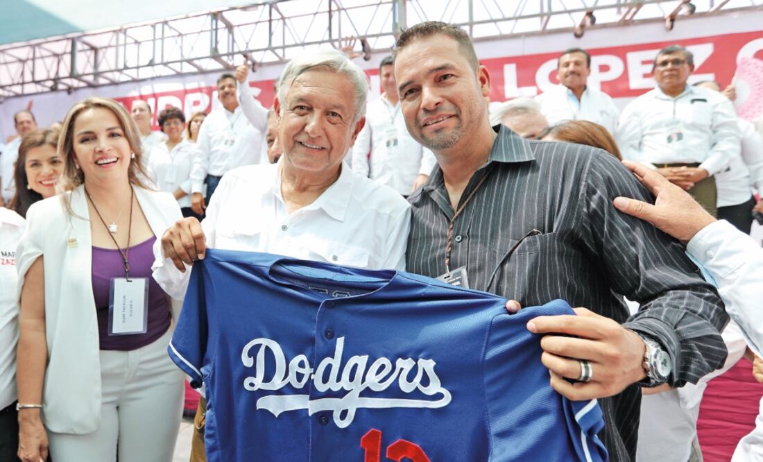 Andrés Manuel López Obrador recibió una camisola del ex beisbolista de los Dodgers Juan Gabriel Castro (VALENTE ROSAS. EL UNIVERSAL)