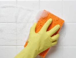 ¿Cómo quitar la suciedad de tus azulejos del baño y dejarlos como nuevos?