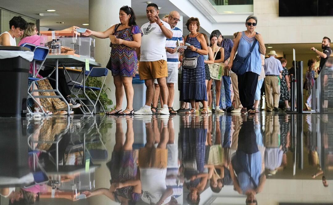 Casi 37.5 millones de españoles están llamados a participar este domingo en las decimosextas elecciones. Foto: EFE
