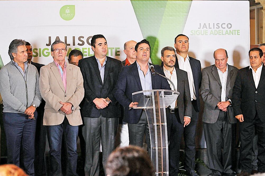 El gobernador de Jalisco, Aristóteles Sandoval, dijo que entre las medidas destaca la de no permitir un alza de tarifas en el transporte público. También aseguró que se pospondrá hasta 2018 el nuevo modelo de verificación vehicular (ORTESÍA)