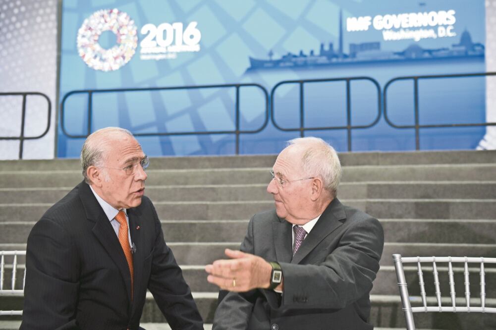José Ángel Gurría, secretario general de la OCDE, charla con Wolfgang Schäuble, ministro de Finanzas alemán, en la reunión del BM y FMI (SERKAN. AP)