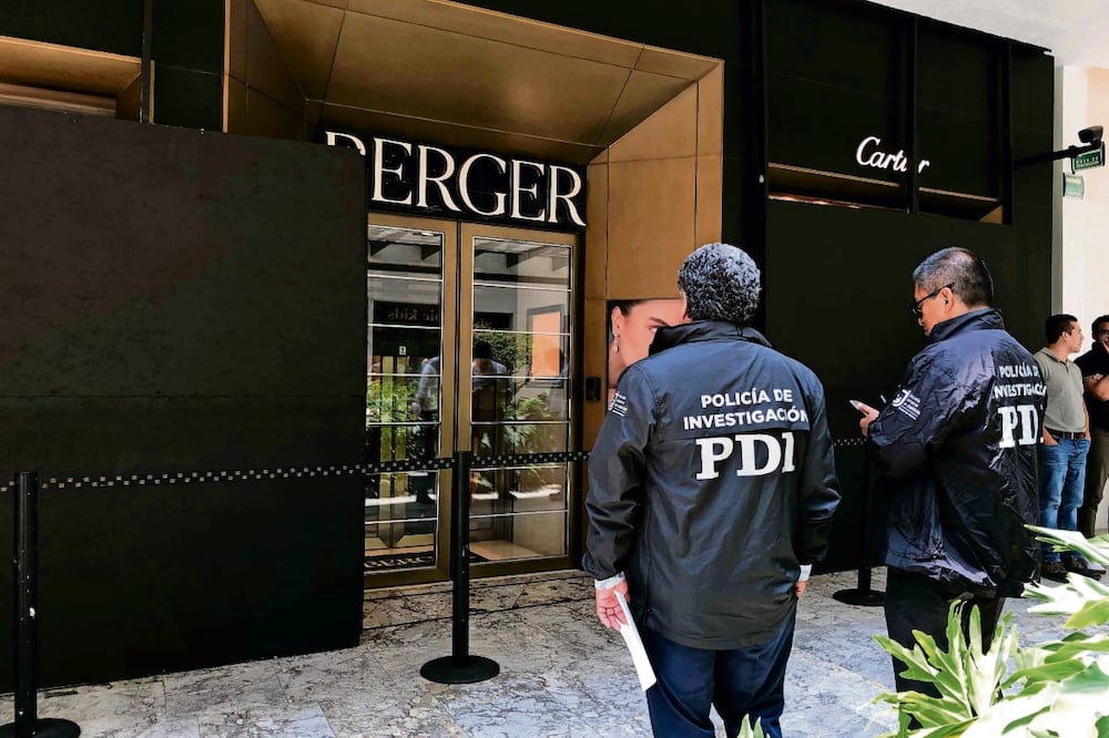 Al día siguiente del atraco, llegaron peritos de la fiscalía y la vigilancia de policías capitalinos se redobló en las instalaciones de la plaza comercial de Polanco. Foto: Diego Simón/EL UNIVERSAL