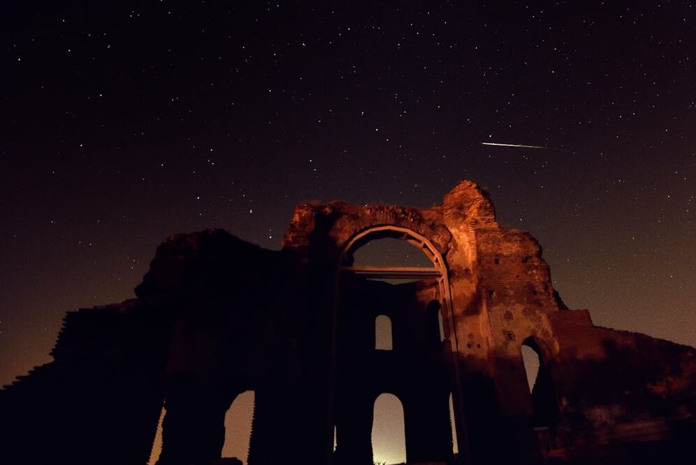 Lluvia de meteoros de las "Perseidas" en 2015. Foto: EFE / Vassil Donev, archivo