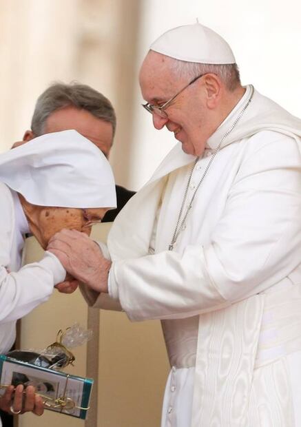 Papa Francisco permite a monjas y curas que le besen el "Anillo del Pescador"