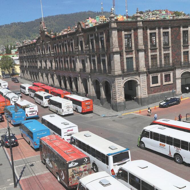 Inconformes. Más de 29 rutas de transporte del Valle de Toluca, entre ellos taxis colectivos, protestaron durante dos meses. JORGE ALVARADO. EL UNIVERSAL