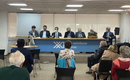 Prestigiosa, muy viva, muy presente, muy activa, así perfila  a Siglo XXI Editores su nuevo director, Carlos E. Díaz