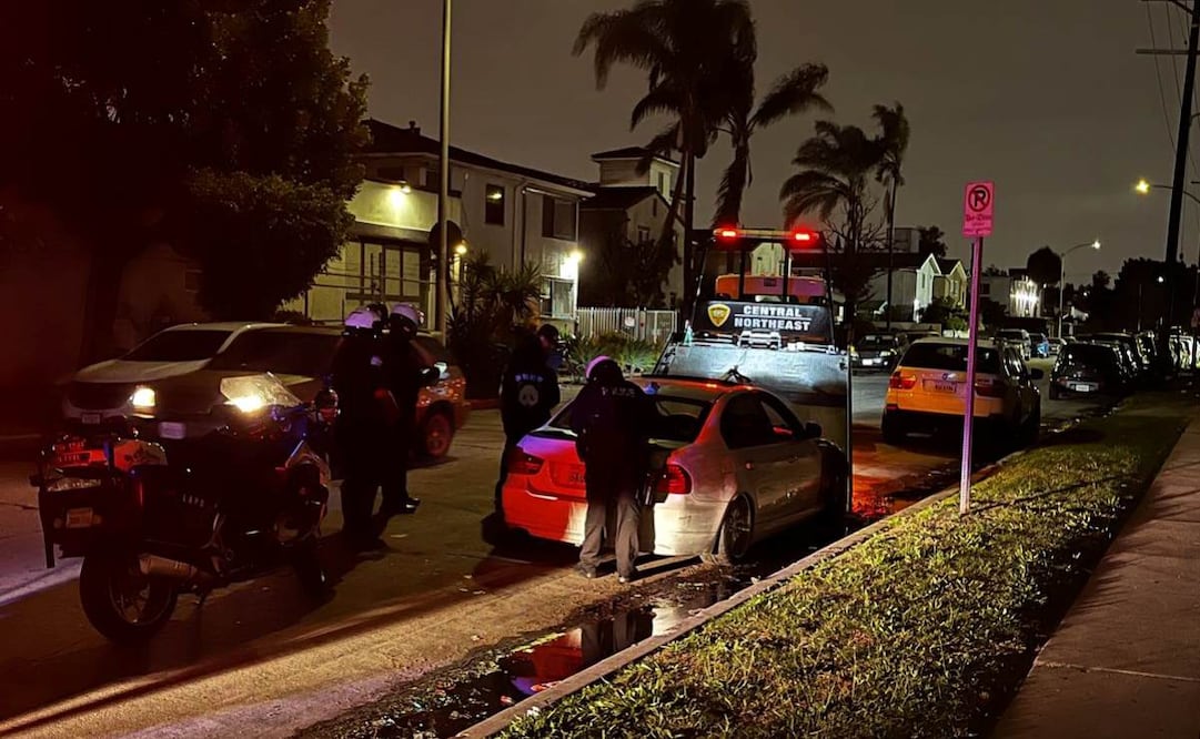 Agentes de Los Ángeles retiran un vehículo que participó en una carrera ilegal en el barrio Watts. Foto: EFE