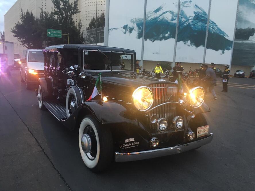 Carroza Cadillac 1930 en la que transportaron féretro de José José. Foto: Germán Espinosa / EL UNIVERSAL