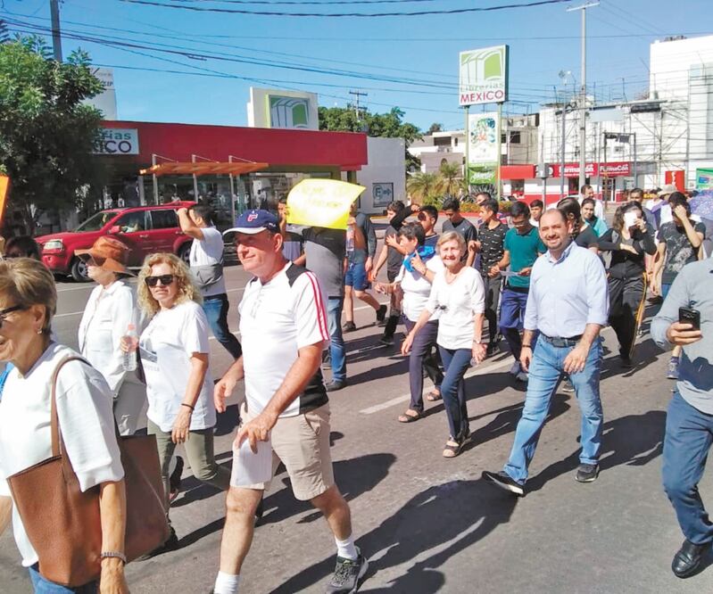 En Culiacán y Los Mochis, Sinaloa, pequeños contingentes se unieron a las manifestaciones de protesta contra el presidente López Obrador. Foto/ESPECIAL