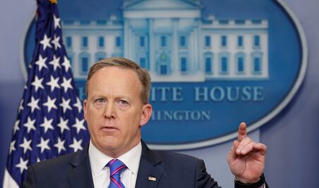 Trump pidió dimisión a Flynn porque perdió confianza en él: portavoz