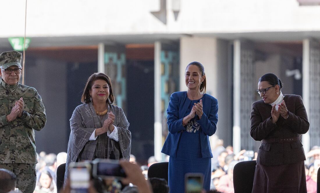 La jefa de Gobierno de la CDMX, Clara Brugada, compañó a la Presidenta Claudia Sheinbaum, al arranque del programa de desarme voluntario “Sí al Desarme, Sí a la Paz”. (Foto: Hugo Salvador/ EL UNIVERSAL)