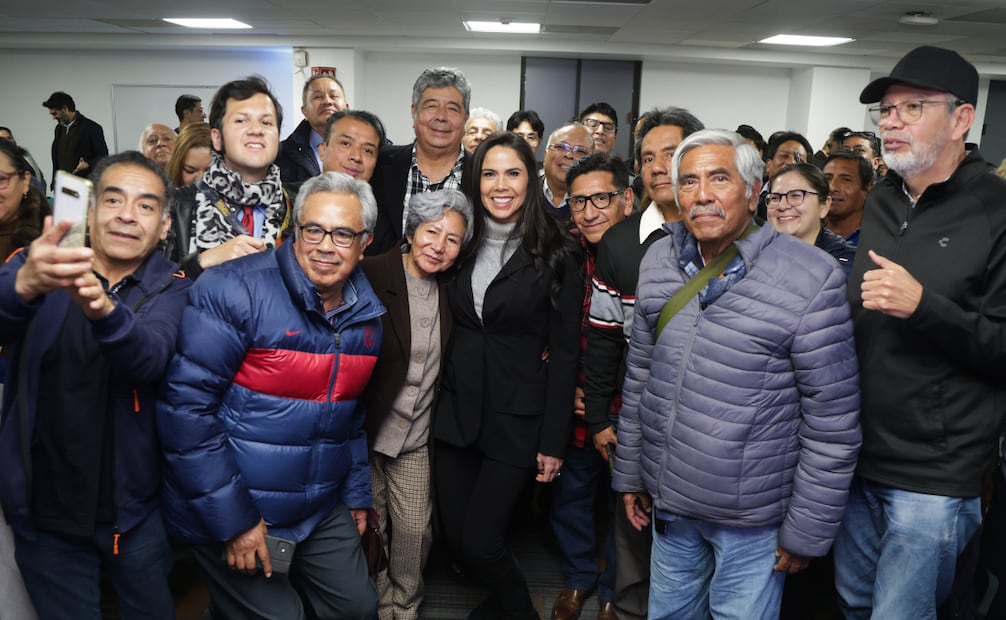Paola Rojas se fotografía junto a los suscriptores de EL UNIVERSAL. | Foto: Carlos Mejía.