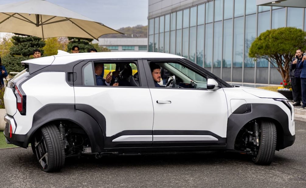Samuel García en un vehículo de la empresa Hyundai. Foto: Gobierno de Nuevo León