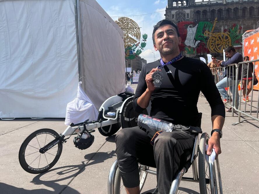 Marco Antonio Caballero posando con su medalla, posterior al Maratón de la Ciudad de México - Foto: Fernanda Dávalos/EL UNIVERSAL
