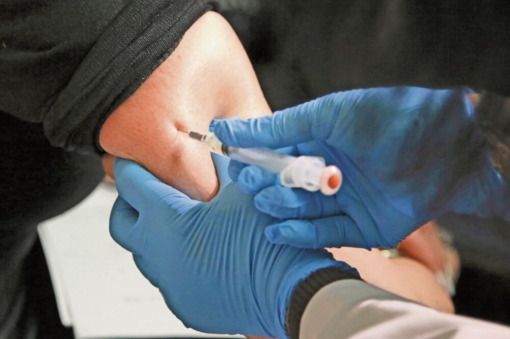 Una mujer recibe la vacuna contra el sarampión, en marzo pasado, en Nueva York. / AP