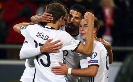 Alemania camina en casa e Inglaterra sobrevive de visita