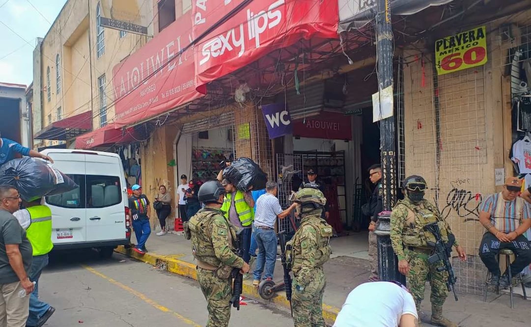 Decomisan playeras apócrifas de la Selección Mexicana en el Centro Histórico; cierran accesos a plaza comercial.
Foto: Ignacio Vallejo.