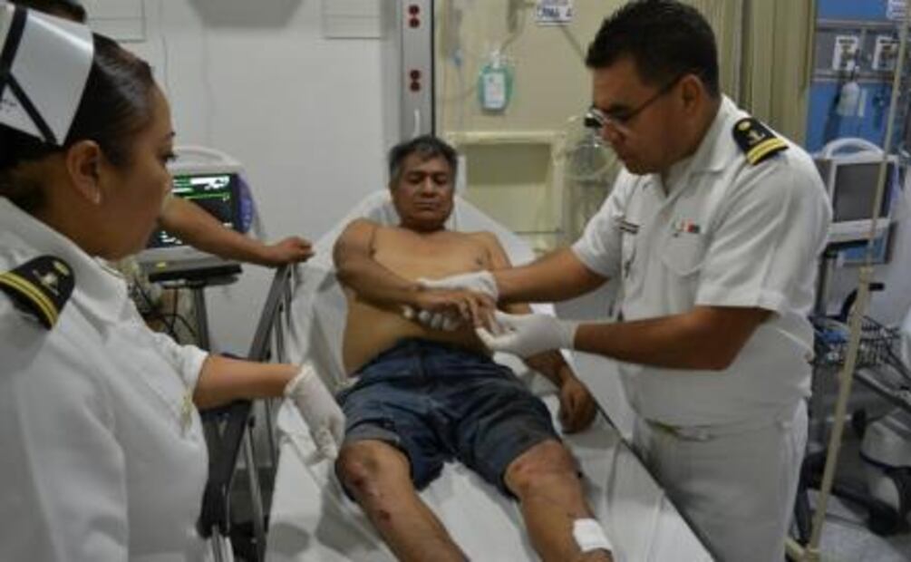 Rescatan marinos a hombre atrapado en acantilado de Acapulco