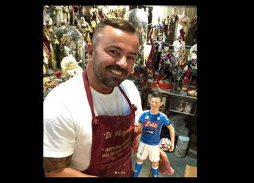 Original "bienvenida" para el 'Chucky' Lozano en Napoli