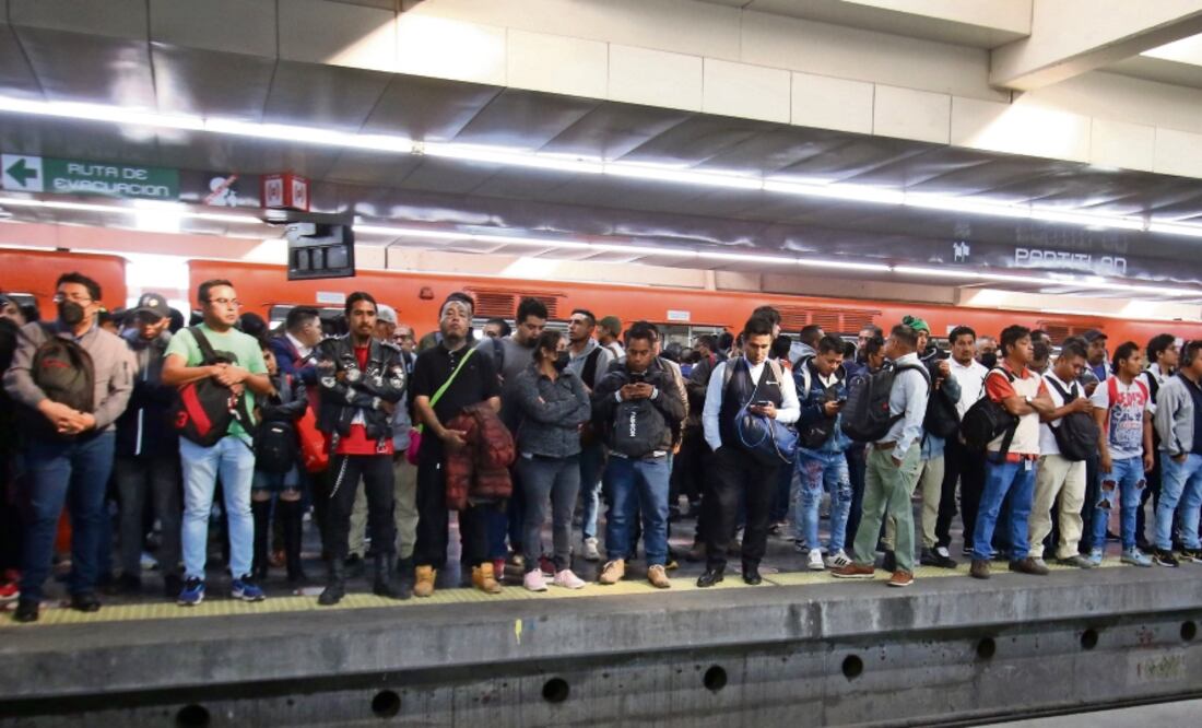 Las largas filas y los trenes llenos son imágenes que se han normalizado en el Metro Pantitlán.