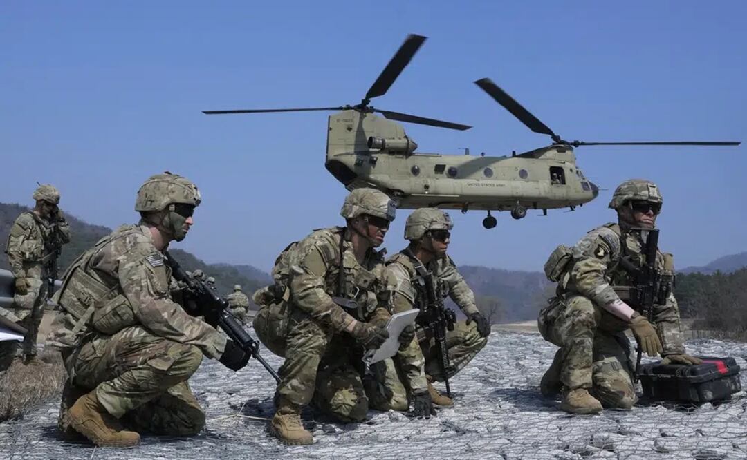Soldados del ejército estadounidense aguardan para abordar un helicóptero CH-47 Chinook durante un ejercicio militar conjunto entre Corea del Sur y Estados Unidos. Foto: AP