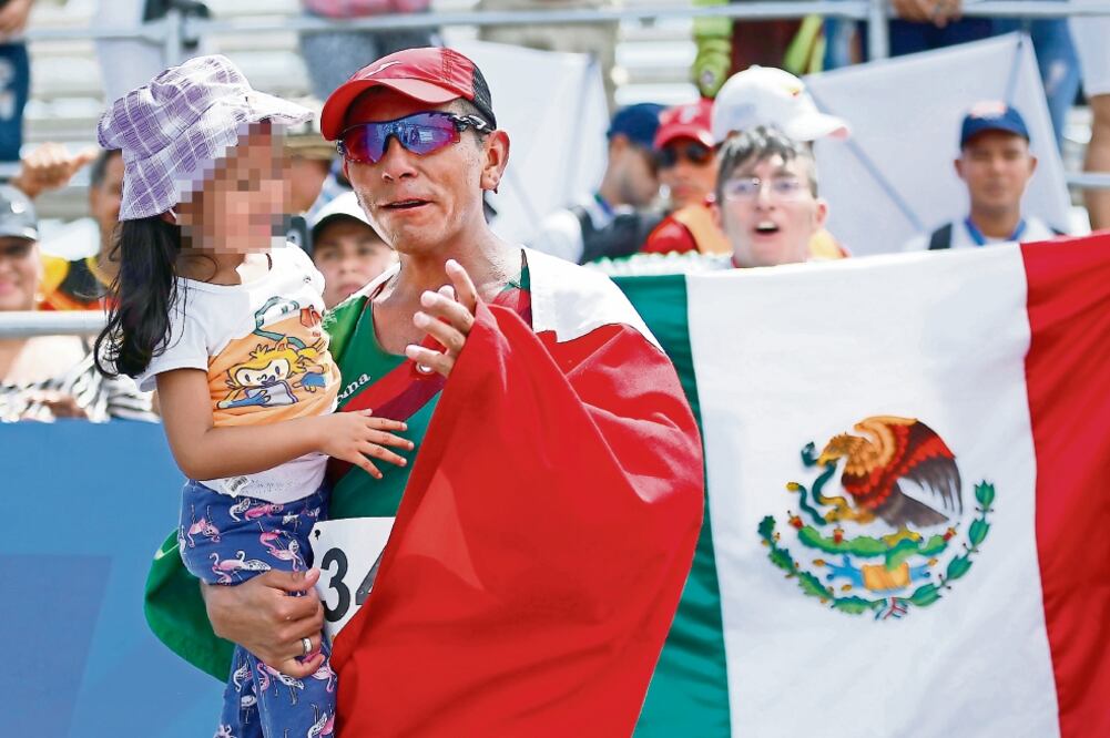 La niña soportó cuatro horas bajo el sol para alentar a su papá. (IMAGO7)