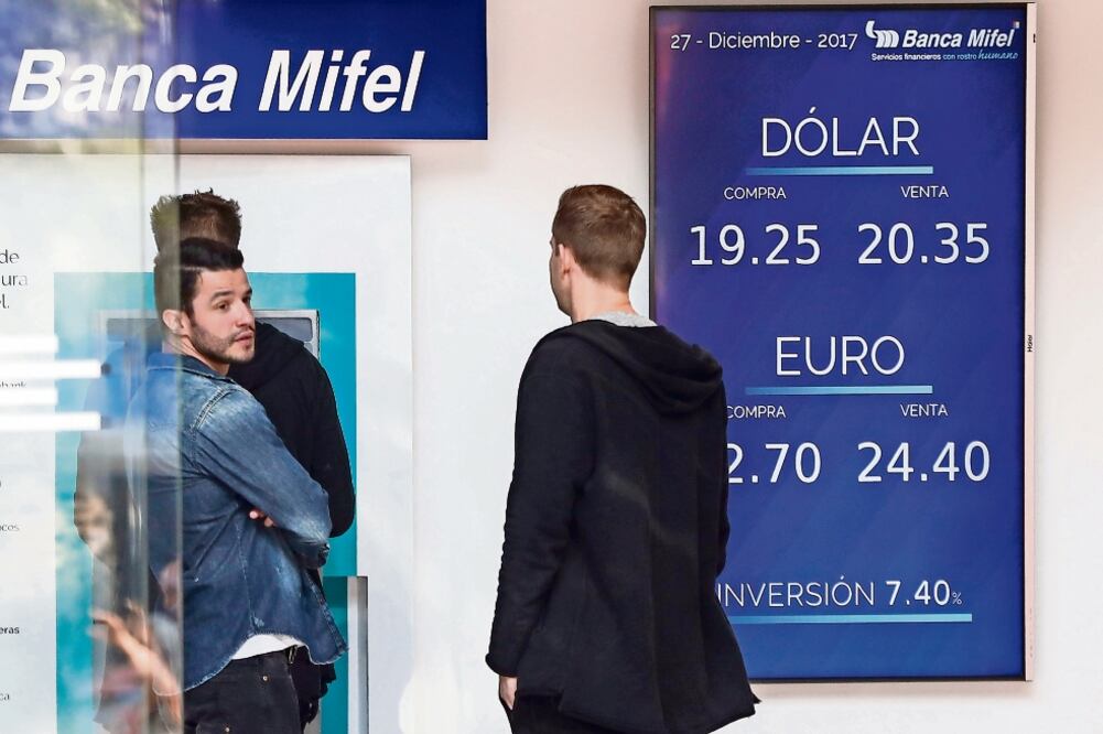 Cotización. De acuerdo con 29% de los encuestados, para finales de este año se anticipa que el precio del dólar sería superior a 19 pesos. (ARCHIVO EL UNIVERSAL)