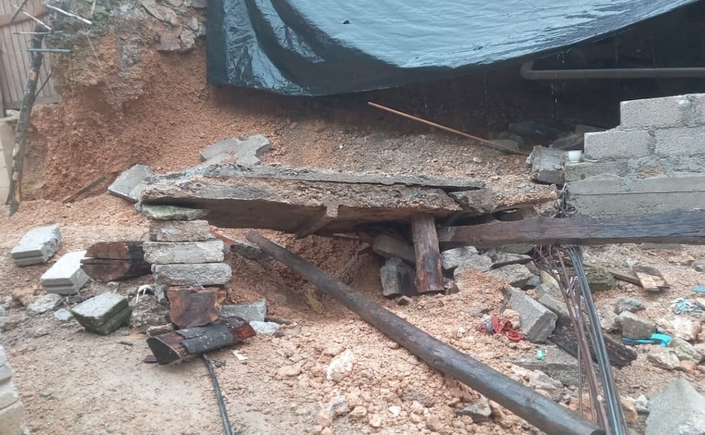 Derrumbe de muro deja cuatro heridos en Zacualtipán, Hidalgo; vecinos advierten riesgos por falta de reubicación. Foto: Especial