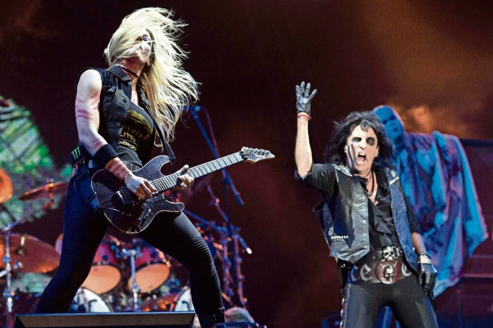Alice Cooper encendió ayer los ánimos roqueros del festival con su circo de horrores. (MAURO PIMENTEL. AFP)