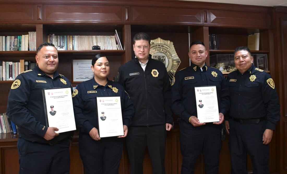 Reconocen a policías por auxiliar a capitalinos (05/02/2025). Foto: Especial