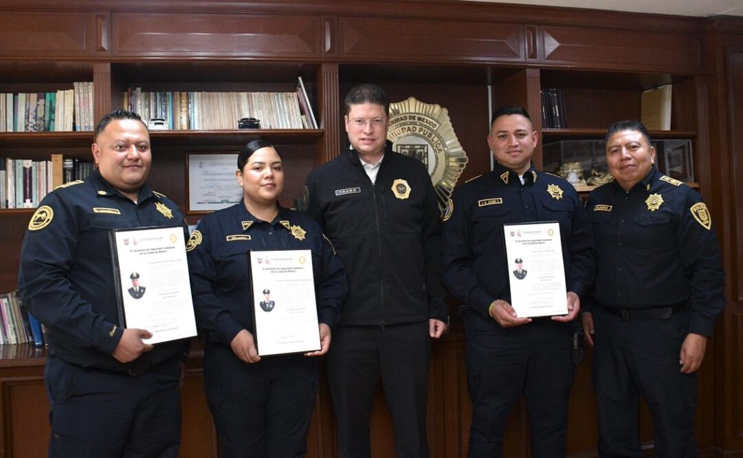 Reconocen a policías por auxiliar a capitalinos (05/02/2025). Foto: Especial