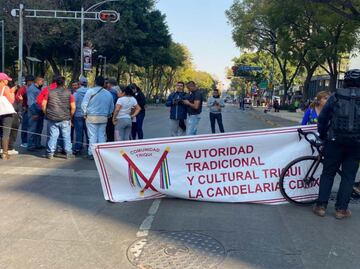 Artesanos de la Alameda Central bloquean Avenida Juárez; exigen la colocación de 120 espacios para vender que se les prometió