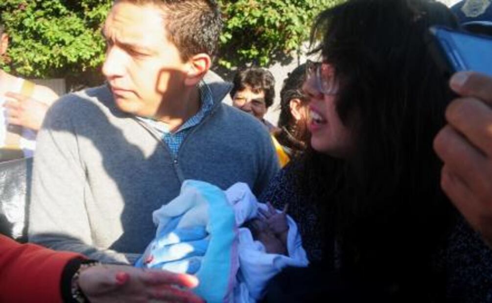 Mujer da a luz en Eje 3 Sur 