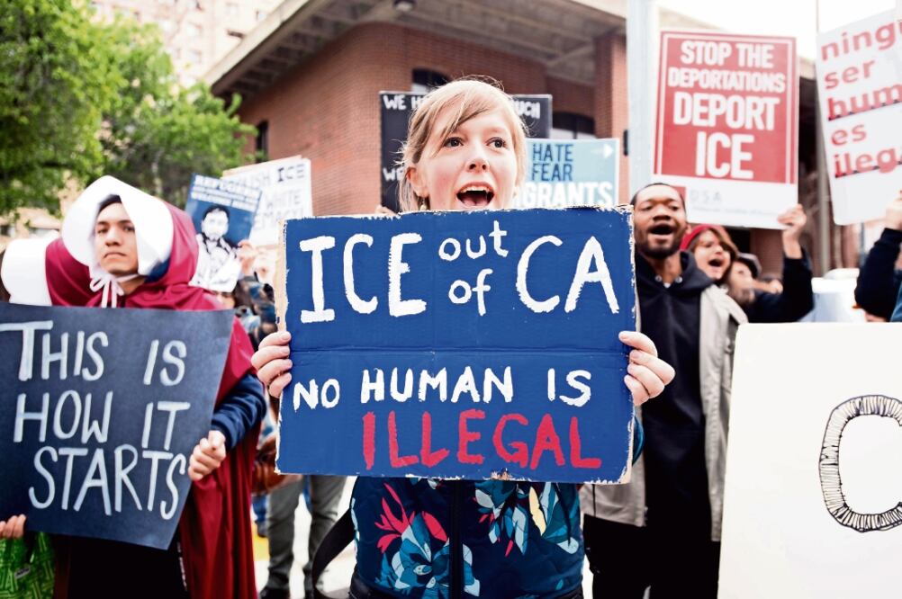 Manifestantes expresaron ayer su rechazo a la visita del fiscal general Jeff Sessions a Sacramento, California, uno de los llamados estados santuario. (NOAH BERGER. AFP)