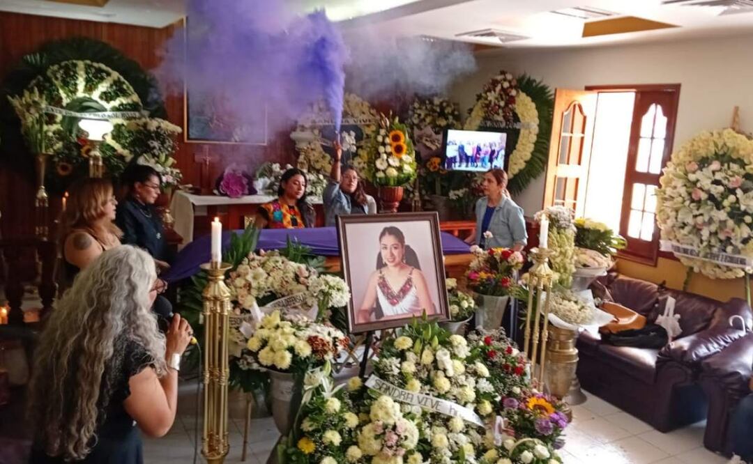 El féretro de Sandra Domínguez fue rodeado de flores, en donde organizaciones rindieron homenaje de cuerpo presente la activista en Oaxaca (29/04/2025). Foto: Juan Carlos Zavala / EL UNIVERSAL