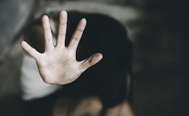 Secretaría de las Mujeres condena liberación de profesor acusado de involucrarse con alumna de 14 años; pide proteger derechos de la menor