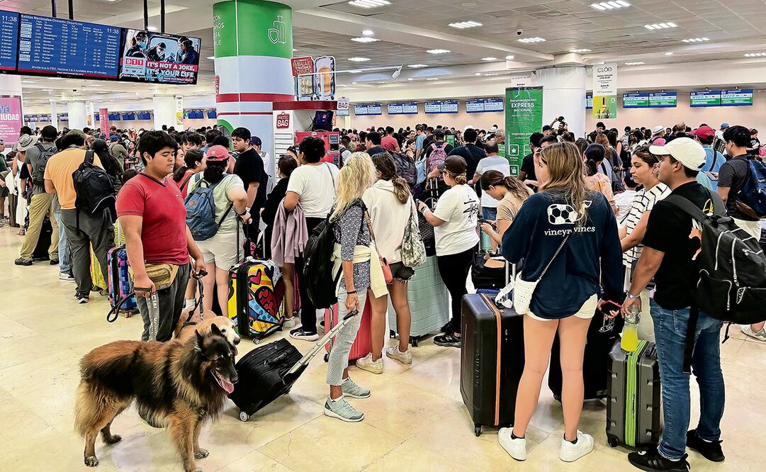 Turistas abarrotaron ayer el aeropuerto de Cancún, ante la cercanía del huracán Beryl . Los 95 vuelos nacionales y los 155 internacionales de la terminal operaron este miércoles de manera normal; los programados para hoy continuaban sin cancelaciones. Foto: Alex Cruz | EFE