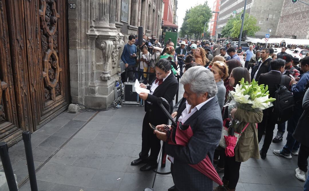 Una vez que ingresaron todos los invitados, la mayoría de ellos, con arreglos florales en mano, se cerró la puerta del museo. Foto: Carlos Mejía / EL UNIVERSAL