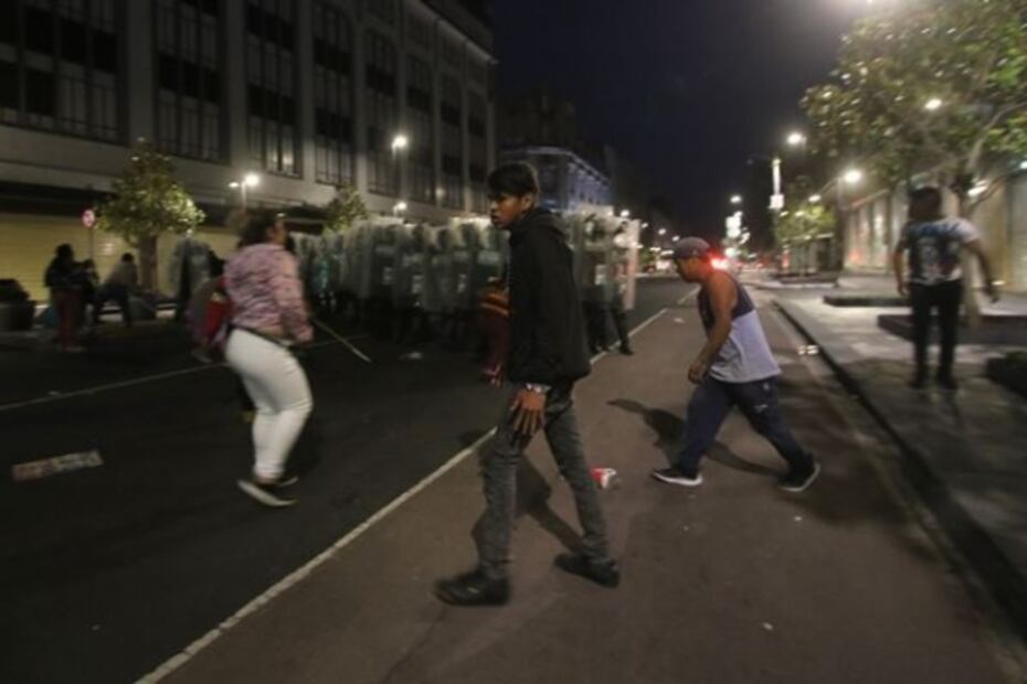 Se enfrentan policías con comerciantes ambulantes de la comunidad Triqui, en el Zócalo