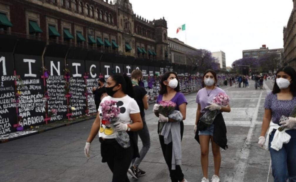 "Da miedo y coraje. No quisiéramos ser nosotras"; dicen mujeres al colocar flores en vallas 