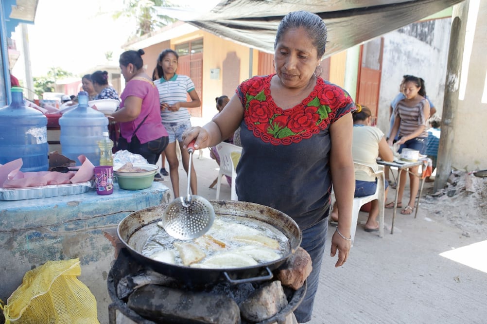 Teresa López Suárez coordina a 14 mujeres debajo de un árbol de almendra para preparar los alimentos (MARIO ARTURO MARTINEZ. EL UNIVERSAL)