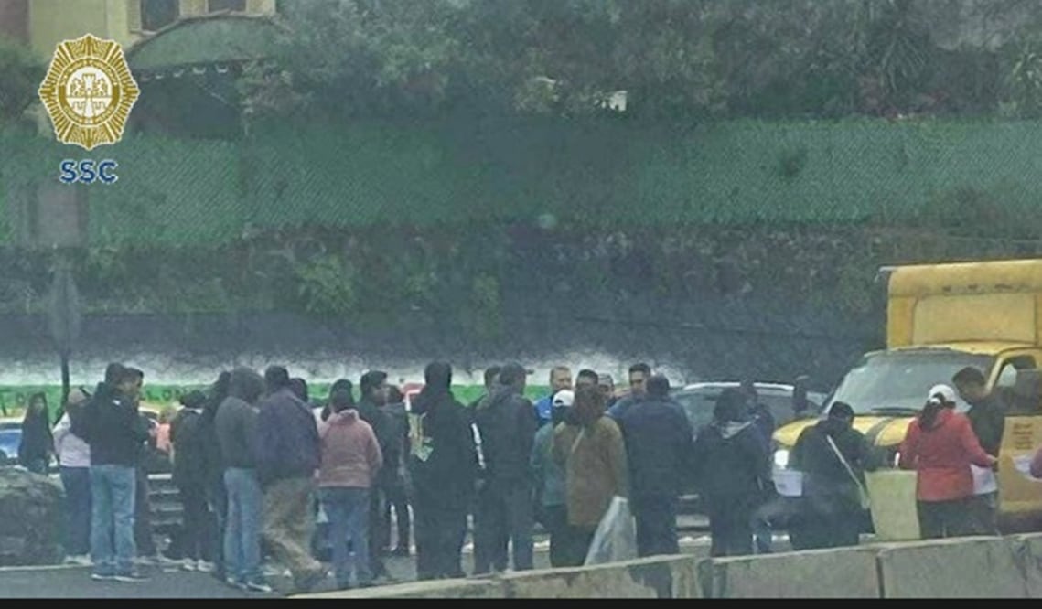 Un grupo de vecinos realiza un bloqueo en la salida a Cuernavaca, en la colonia Chimalcoyoc, en la alcaldía Tlalpan, el sábado 18 de octubre de 2025. Foto: especial