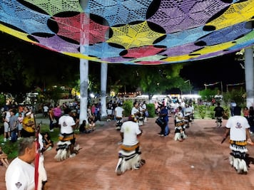 Manos que tejen un regalo para la Virgen