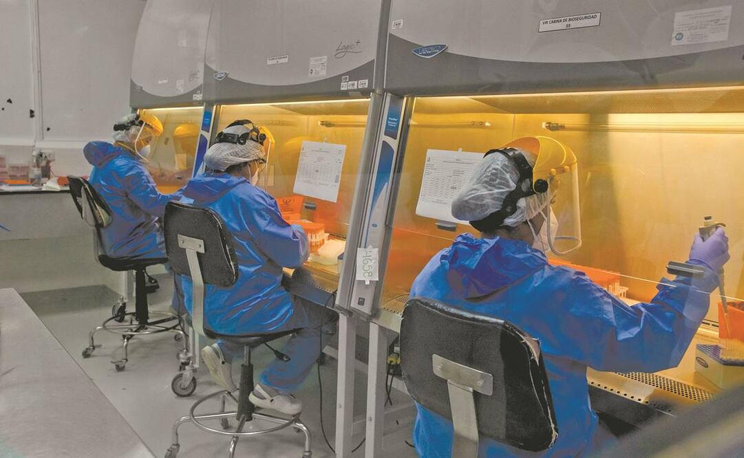 Trabajadores en el laboratorio de Vigilancia Genómica del Instituto Nacional de Salud (INS) del Ministerio de Salud (Minsa), en Lima, Perú. Foto: Mariana Bazo/ Xinhua.